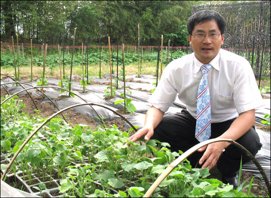 윤병재 박사가 터를 잡고 있는 장흥군 용산면 계산리 폐교 부지에는 함초 외에도 갖가지 약초류가 자라고 있다. 윤 박사가 그 효능에 대해 설명하고 있다. 